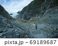 ニュージーランド、南島、ウェストランド国立公園のフランツ・ジョセフ氷河を旅行するアクティブシニア男性 69189687