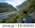 ニュージーランド、南島、ウェストランド国立公園のフランツ・ジョセフ氷河を旅行するアクティブシニア男性 69189689