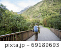ニュージーランド、南島、ウェストランド国立公園のフランツ・ジョセフ氷河を旅行するアクティブシニア男性 69189693