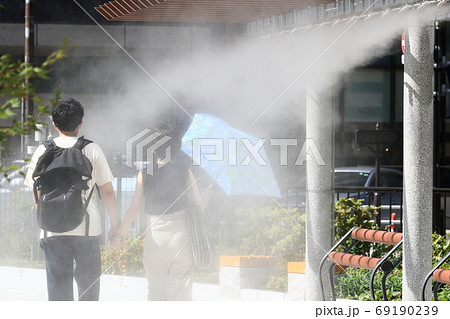 ドライミストを浴びる人　猛暑日　熱中症予防　熱中症対策 69190239