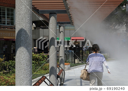 ドライミストを浴びる人　猛暑日　熱中症予防　熱中症対策 69190240