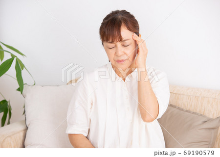 シニア女性　体調不良 69190579