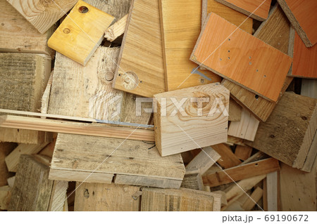 Short wooden cuts of boards and lumber. Woodworking waste in the carpentry shop. Top view 69190672