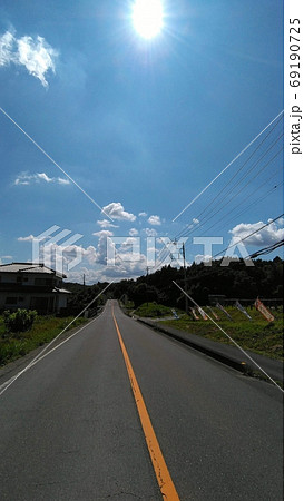 日差しが強い青空の夏 気持ち良い一本道の写真素材 日差しが強い青空の夏 気持ち良い一本道の写真素材