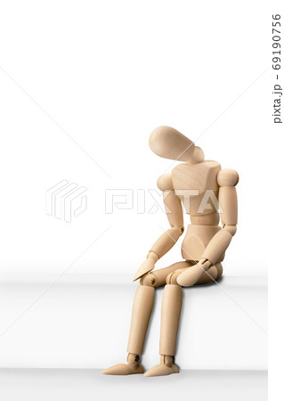 悩む男性 落ち込む男性 悩む男性 落ち込む男性 69190756