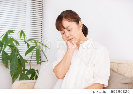 シニア女性　体調不良 69190826