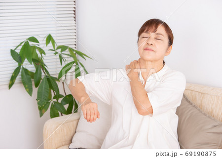 シニア女性　体調不良 69190875