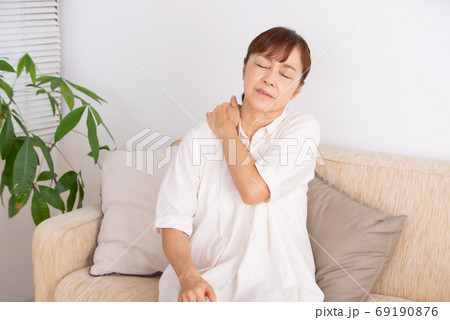 シニア女性 体調不良 シニア女性 体調不良 69190876