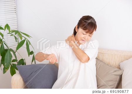 シニア女性　体調不良 69190877