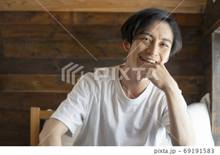 カメラ目線の若い男性 ポートレート カメラ目線の若い男性 ポートレート 69191583