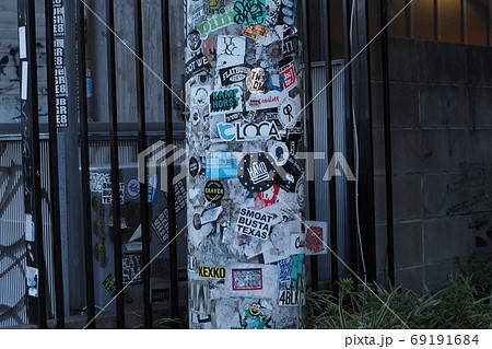 東京渋谷区周辺のステッカーや落書きでいっぱいの電柱の写真素材