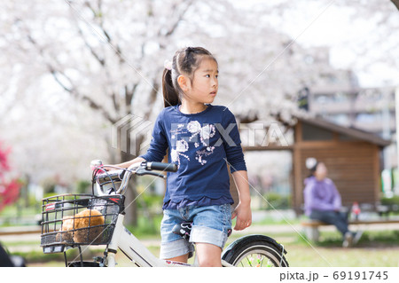 公園で遊ぶ子供たち 69191745