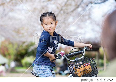 公園で遊ぶ子供たち 公園で遊ぶ子供たち 69191752