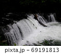 北海道斜里川の滝のサクラマスの滝登りジャンプ 69191813