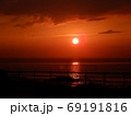 北海道知床半島ウトロ、夏の夕日 69191816