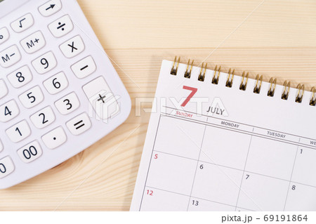 カレンダーと計算機　7月 69191864