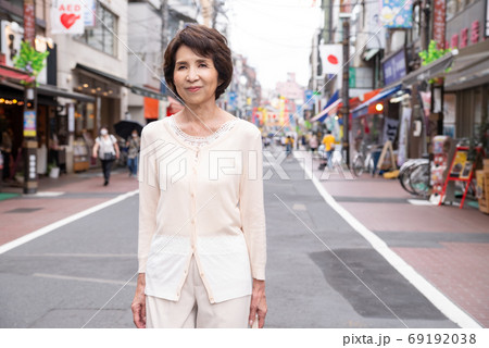 シニア女性 巣鴨 の写真素材