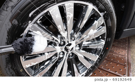 車 SUV ホイールを洗う 車 SUV ホイールを洗う 69192649