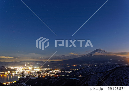 御坂山地・大石峠稜線から見る残照の富士山と河口湖の夜景 69193874