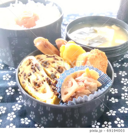 こんぶの佃煮でアレンジした玉子焼きがおかずの手作り日の丸弁当 69194003