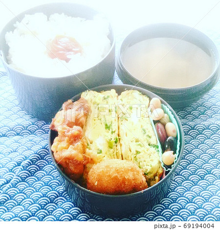 定番の玉子焼き、唐揚げ、コロッケがおかずの手作り日の丸弁当 定番の玉子焼き、唐揚げ、コロッケがおかずの手作り日の丸弁当 69194004