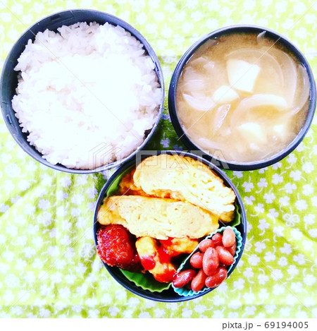 玉ねぎとじゃがいもの味噌汁付きの手作り弁当 玉ねぎとじゃがいもの味噌汁付きの手作り弁当 69194005