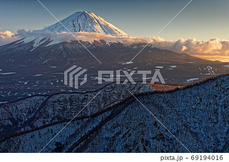 御坂山地・大石峠付近から見る夕照の富士山 御坂山地・大石峠付近から見る夕照の富士山 69194016