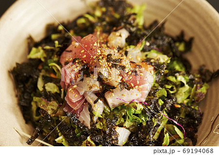 韓国の海鮮ビビンパ　刺身丼フェトッパプ 69194068