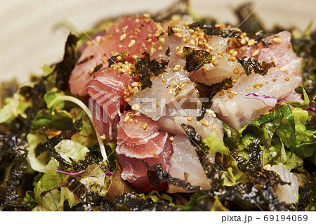 韓国の海鮮ビビンパ 刺身丼フェトッパプ 韓国の海鮮ビビンパ 刺身丼フェトッパプ 69194069