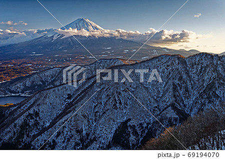 御坂山地・大石峠付近から見る夕暮れの富士山 69194070