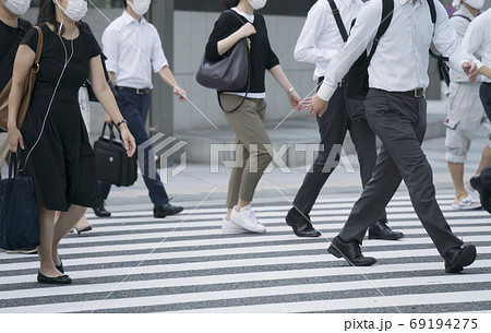 通勤 東京駅 2020年8月 マスク コロナ禍 通勤 東京駅 2020年8月 マスク コロナ禍 69194275