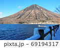 男体山と中禅寺湖 69194317