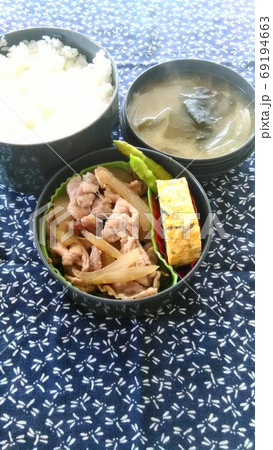 味噌汁付き手作り生姜焼き弁当 69194663