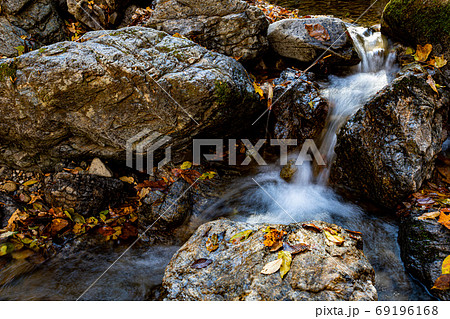 紅葉、黄葉、空の青、天空のもみじ 69196168