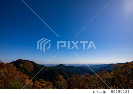 紅葉、黄葉、空の青、天空のもみじ 紅葉、黄葉、空の青、天空のもみじ 69196181