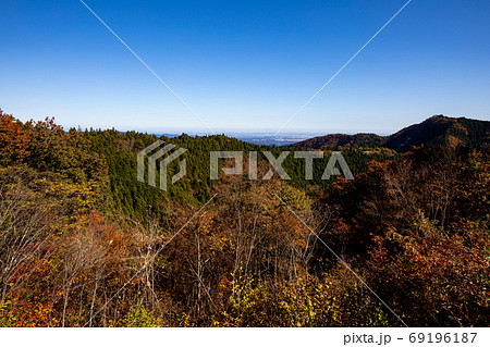 紅葉、黄葉、空の青、天空のもみじ 69196187