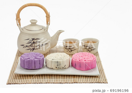Mooncake with Tea in Mid-Autumn Festival 69196196