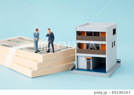 住宅模型とビジネスマン 住宅模型とビジネスマン 69196307