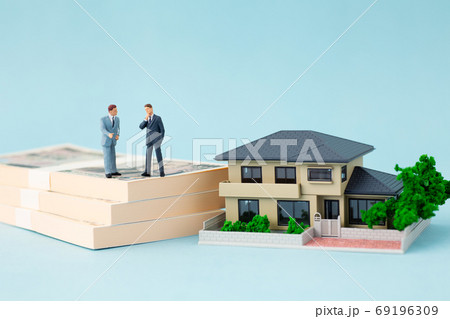 住宅模型とビジネスマン 住宅模型とビジネスマン 69196309