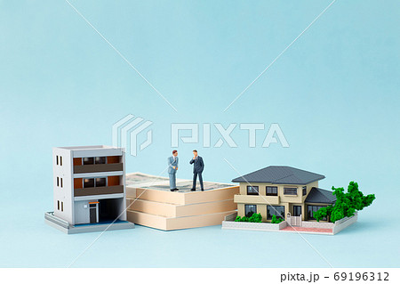 住宅模型とビジネスマン 69196312