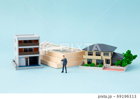 住宅模型とビジネスマン 69196313