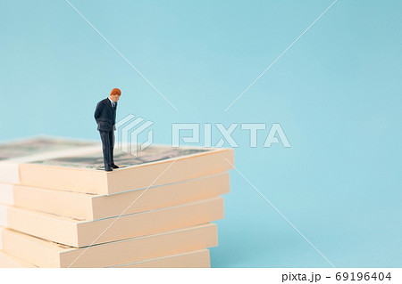 お金に悩むビジネスマンイメージ 69196404