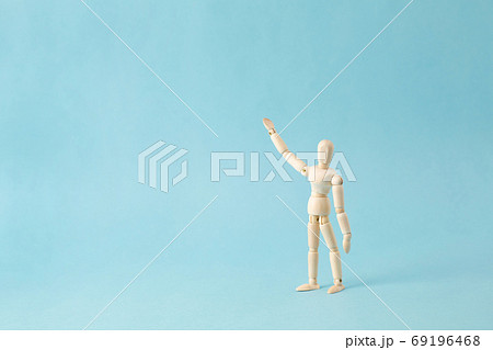 手をかざす人形 69196468