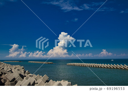 富山湾ごしに雲を見る夏 富山湾ごしに雲を見る夏 69196553