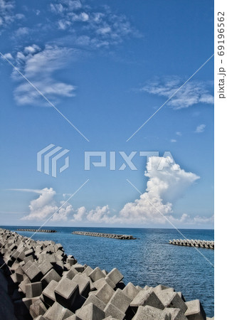 富山湾ごしに雲を見る夏 富山湾ごしに雲を見る夏 69196562