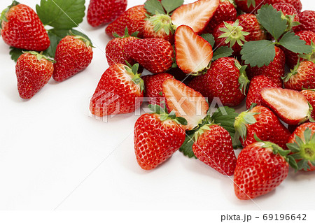 たくさんのイチゴと苺といちご 69196642