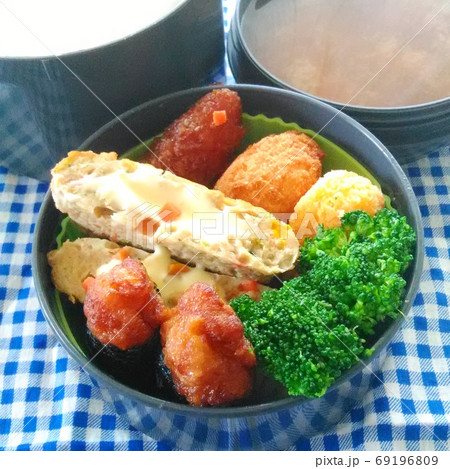 ブロッコリーで彩りを添えたありあわせの手作り弁当 ブロッコリーで彩りを添えたありあわせの手作り弁当 69196809