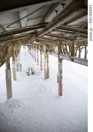 ホームに雪が積もる妙高高原駅 69196881