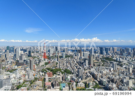 都市風景 高層ビル群と東京タワー 東京湾岸を望む大都市東京のイメージの写真素材