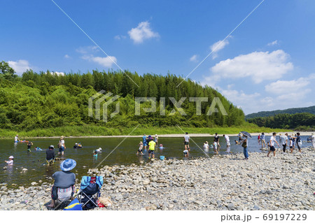 夏の川遊び 夏の川遊び 69197229